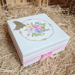 decoupage-tutorial-biale-pudelko-skrzynka--urodzinowa-prezent-wszystkiego-najlepszego-46 Białe pudełko na prezent
